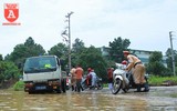 CSGT Hà Nội ứng trực hỗ trợ người dân di chuyển qua vùng ngập úng